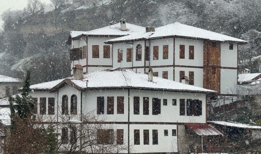 Karabük‘ün Safranbolu ilçesinde kar yağışıyla çatıları beyaza bürünen tarihi yapıların