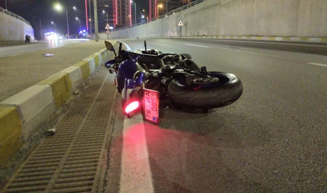 Karabük‘te aydınlatma direğine çarpan motosikletteki 2 üniversite öğrencisi hayatını kaybetti.