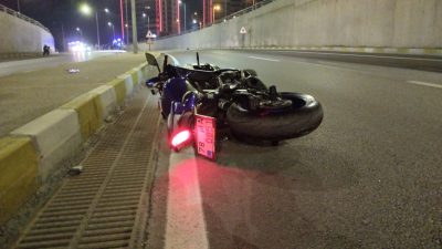 Karabük‘te aydınlatma direğine çarpan motosikletteki 2 üniversite öğrencisi hayatını kaybetti.