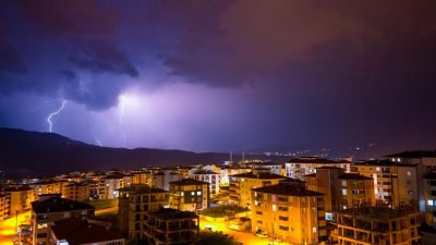 Karabük’te gece saatlerinde gökyüzünü aydınlatan şimşekler, etkileyici görüntüler oluşturdu. Peş