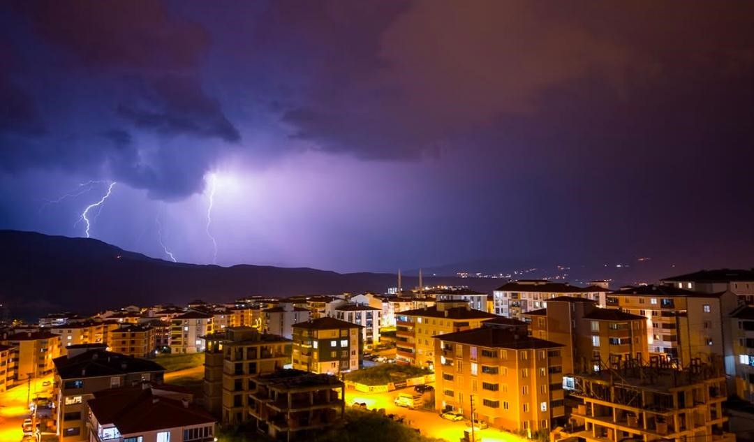 Karabük’te gece saatlerinde gökyüzünü aydınlatan şimşekler, etkileyici görüntüler oluşturdu. Peş