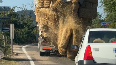 Karabük’ün Yenice ilçesinde, kasasına yüksek miktarda balya yüklenen kamyondan yola