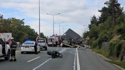 Karabük-Bartın karayolunda kepçe yüklü tırın kontrolden çıkarak bariyerlere çarpması, ardından