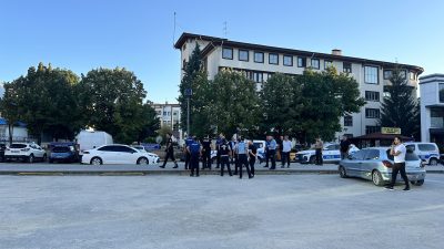 Kastamonu Belediyesinin önüne kılıç ve kurusıkı tabancayla gelen kişi gözaltına alındı.