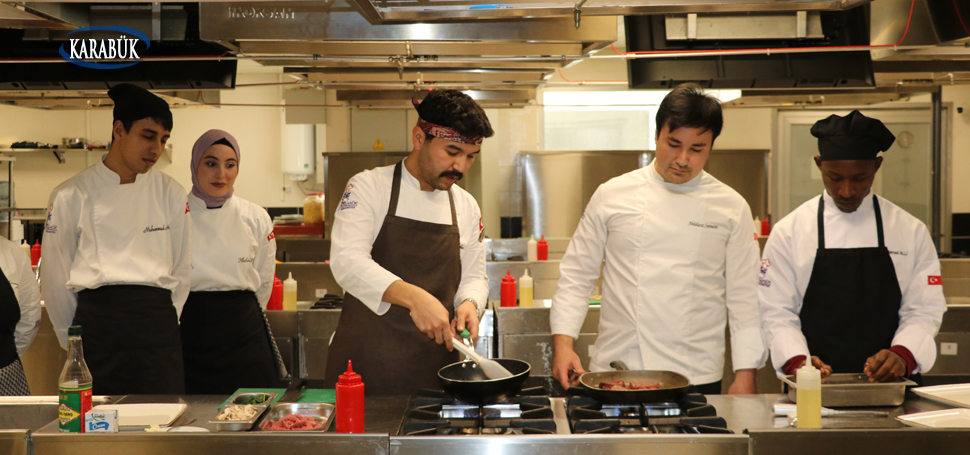 Karabük’te Türk ve yabancı üniversite öğrencileri, teorik eğitimin yanı sıra
