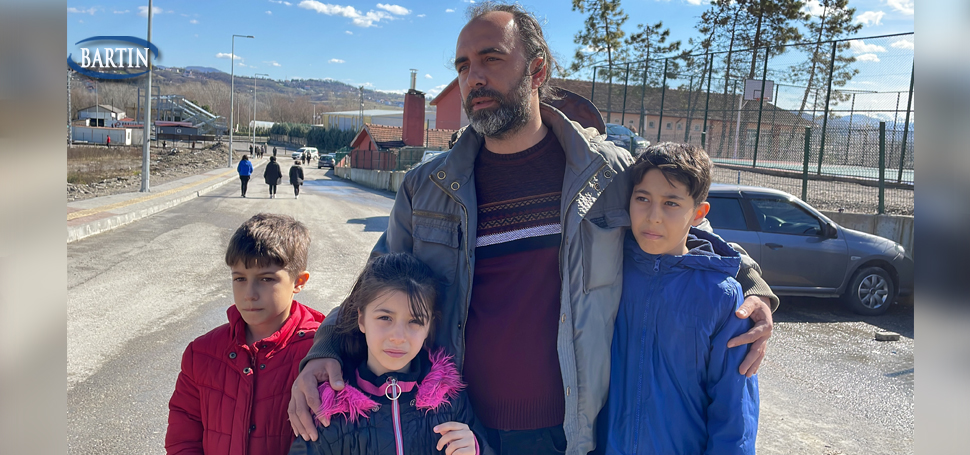 Kahramanmaraş merkezli depremlerden etkilenen Hatay’da yıkılan binanın enkazından hafif yaralı