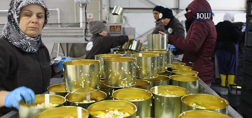 Bolu Belediyesi’nin Anabolu Konserve Fabrikası depremzedeler için yoğun mesai harcıyor.