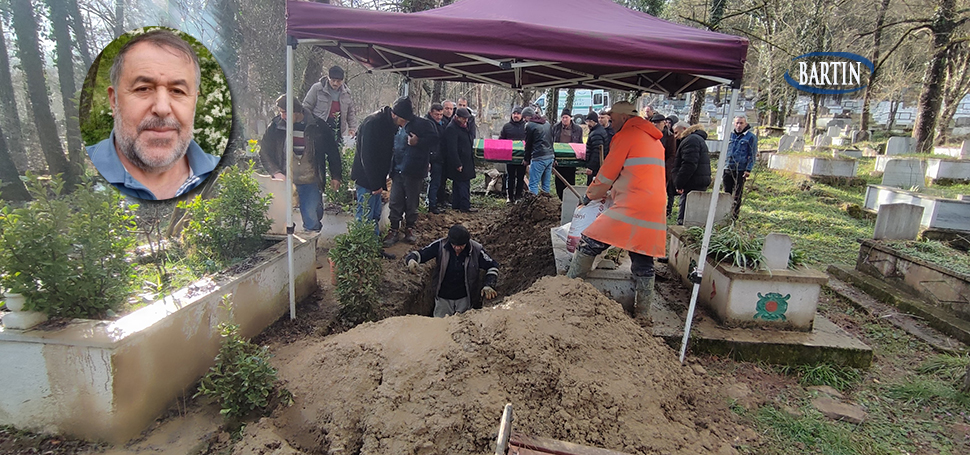 Bartın Ulus ilçesi Kasımlar Mahallesi’nde evinin önündeki dut ağacını budamak