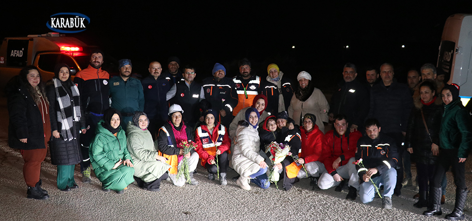 Deprem bölgesinde onlarca hayat kurtaran AFAD ekibi Karabük’te çiçeklerle karşılandı
