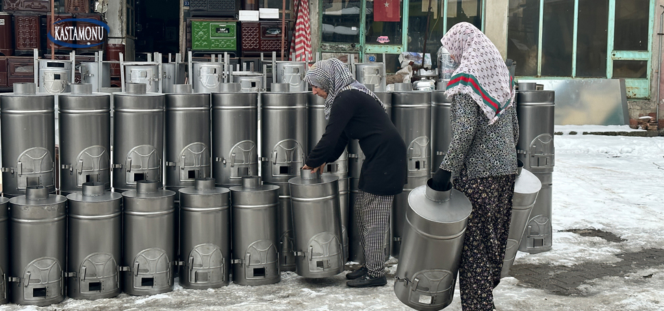 Kastamonu’nun Devrekani ilçesinde ev hanımları ve öğrenciler, depremzedeler için tezgahın