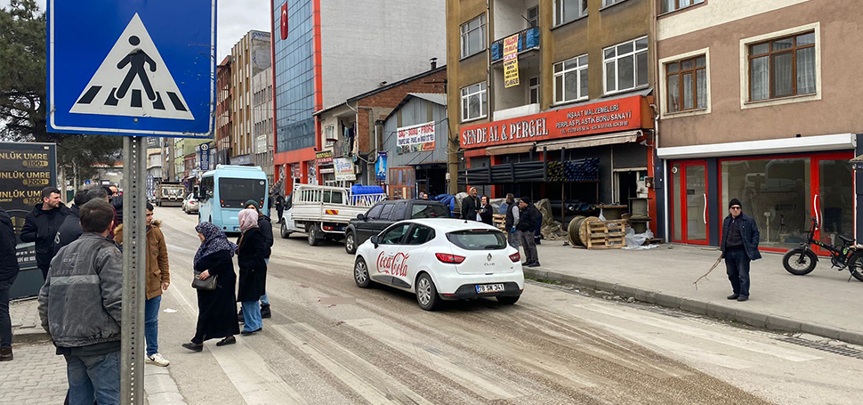Yaya geçitlerinde yayalar öncelikli olmasına rağmen kentimizde bazı sürücüler tarafından