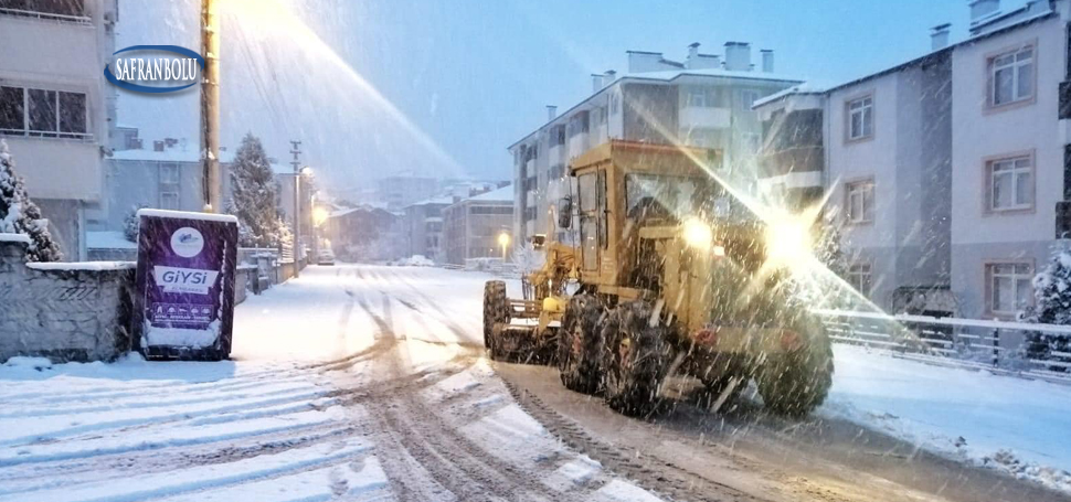 Safranbolu’da sabaha karşı etkisini gösteren kar yağışı ile birlikte Safranbolu