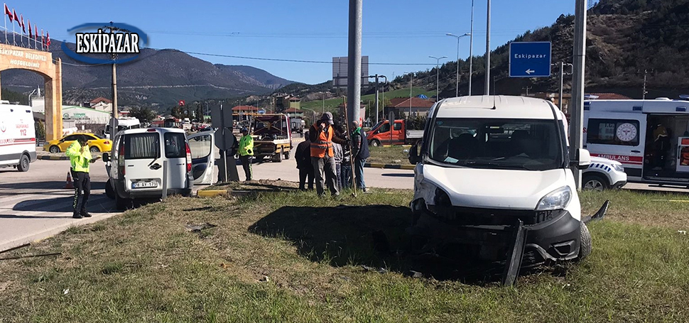 Karabük’ün Eskipazar ilçesinde iki hafif ticari aracın çarpışması sonucu 3