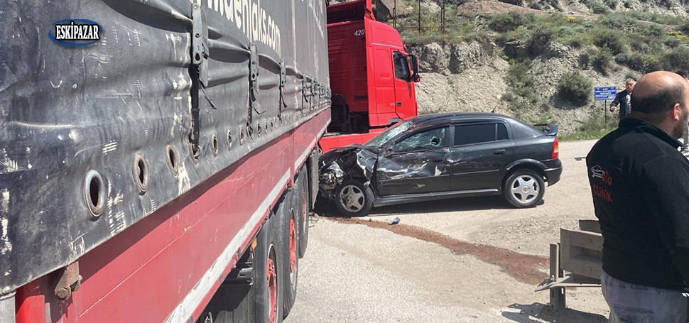 Karabük’te dönüş manevrası yapan tıra otomobilin çarpması sonucu meydana gelen