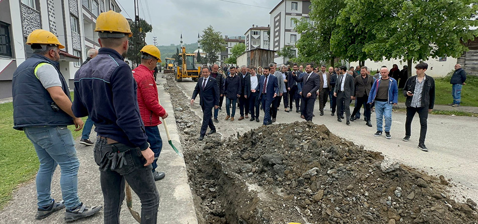 AK PARTİ HEYETİ, YENİCE DOĞAL GAZI ÇALIŞMALARINI İNCELEDİ AK Parti Karabük milletvekili adayları Şahin ve Keskinkılıç, baret giydi,