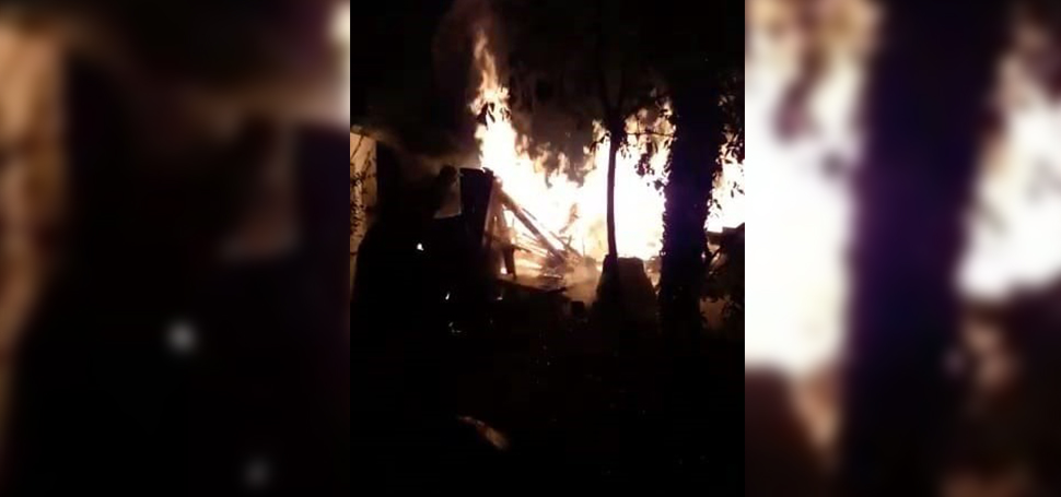 Karabük’ün Yenice ilçesinde çıkan yangında ahşap ev alevlere teslim oldu.