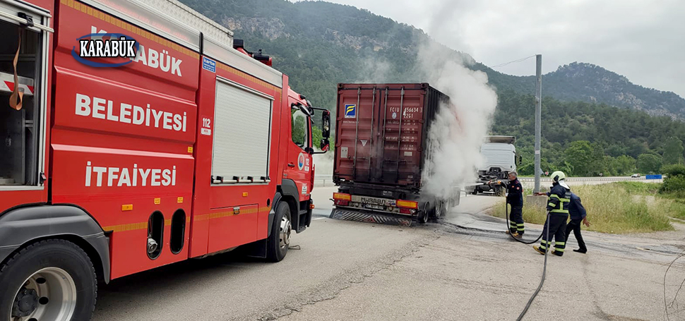 Karabük’te seyir halindeki tırın lastiklerinde çıkan yangın itfaiye ekiplerince söndürüldü.