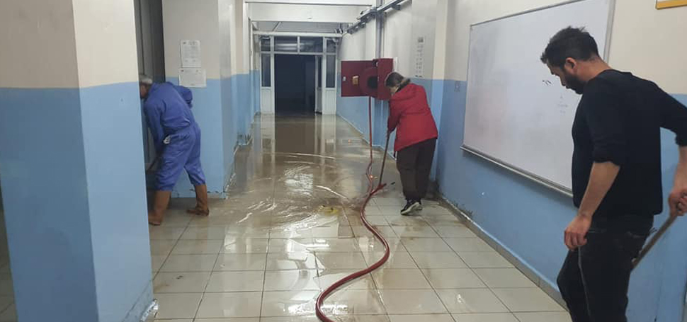 Karabük’ün Eskipazar ilçesinde sağanağın ardından su basan okulda temizlik çalışmaları