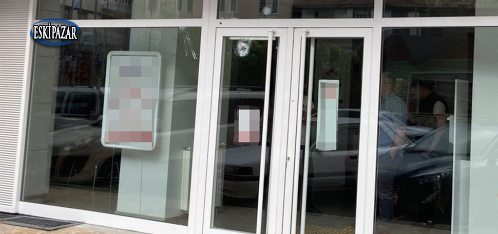 Karabük’ün Eskipazar ilçesinde bir banka şubesinin kapı ve camlarına saçma