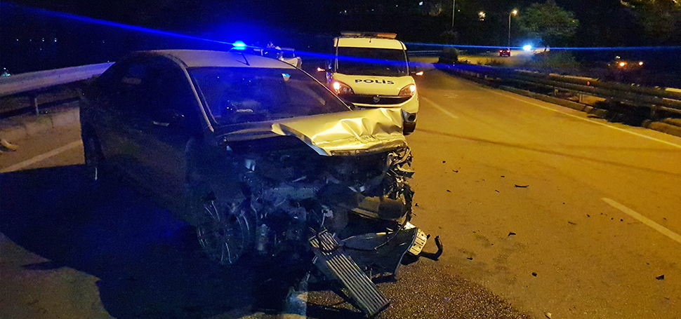 Karabük’ün Safranbolu ilçesinde bariyerlere çarpan otomobilin sürücüsü yaralandı. Safranbolu’dan Karabük’e