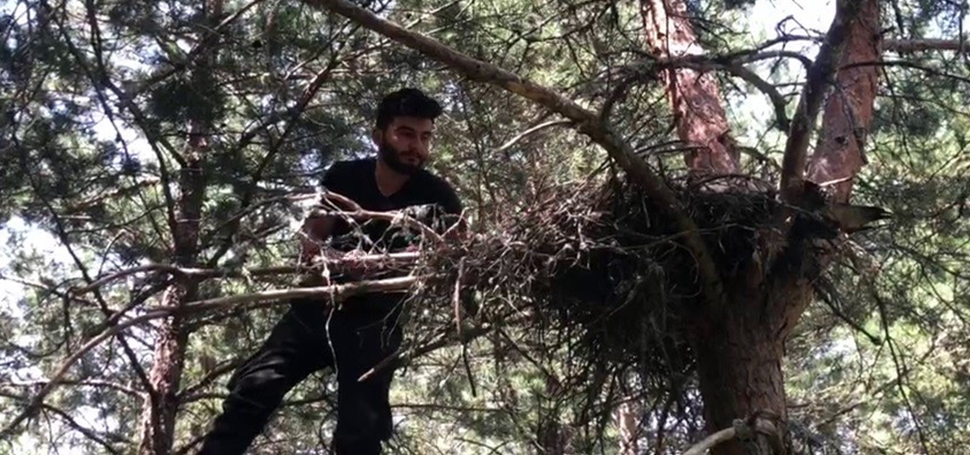 Karabük’ün Ovacık ilçesinde orman işçisi Ömer Tekiner, annesi ölen iki