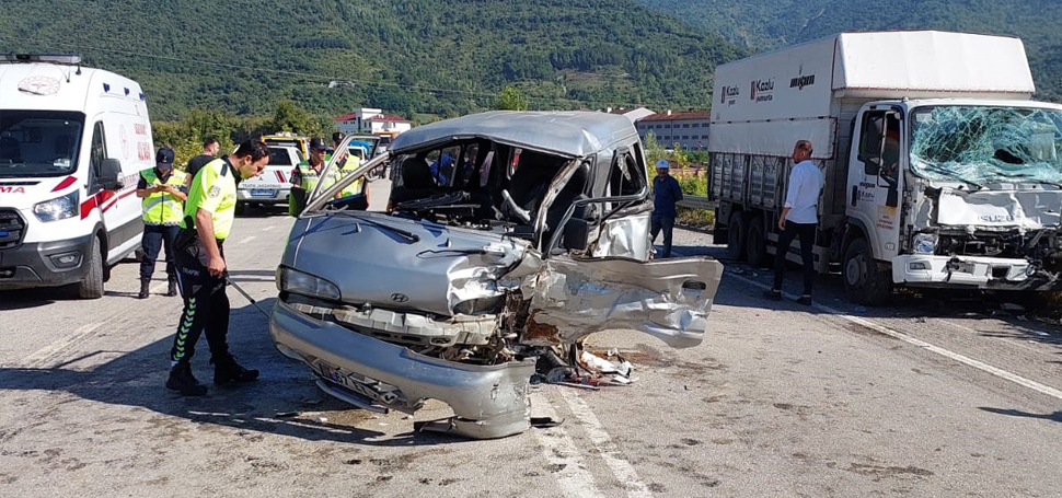 Karabükün Yenice ilçesinde kamyonet ile panelvan minibüsün çarpışması sonucu 4
