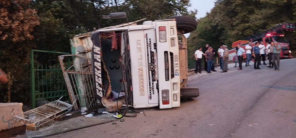 Karabük’ün Yenice ilçesinde, tomruk yüklü kamyonun devrilmesi sonucu yaralanan sürücü