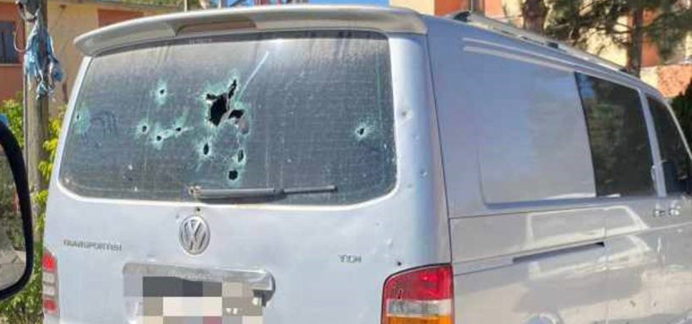 Öfkeli damat kayınpederinin aracını kurşunladı Karabük’ün Eskipazar ilçesinde boşanma aşamasında olduğu eşinin babasına ait panelvana