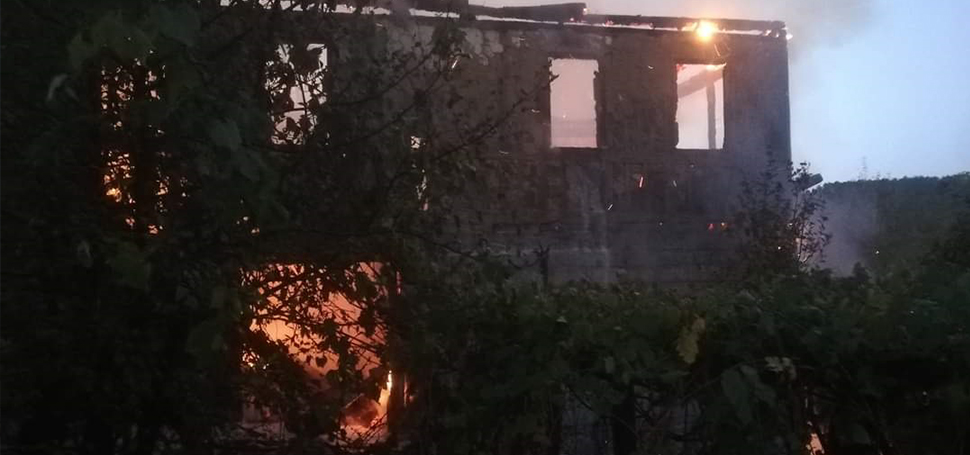 Karabük’ün Ovacık ilçesinde 2 katlı evde çıkan yangın, itfaiye ekiplerince