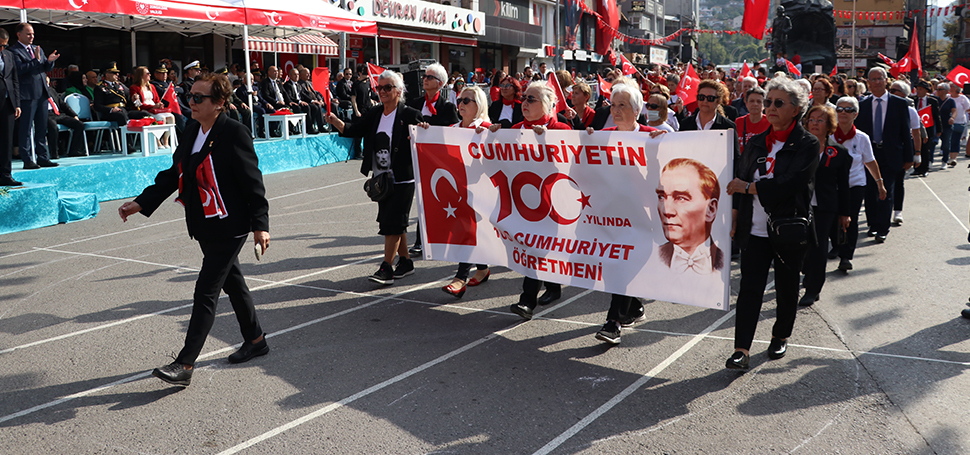 Zonguldak’ta Vali Osman Hacıbektaşoğlu’nun tebrikleri kabulüyle başlayan Cumhuriyet Bayramı kutlamaları,