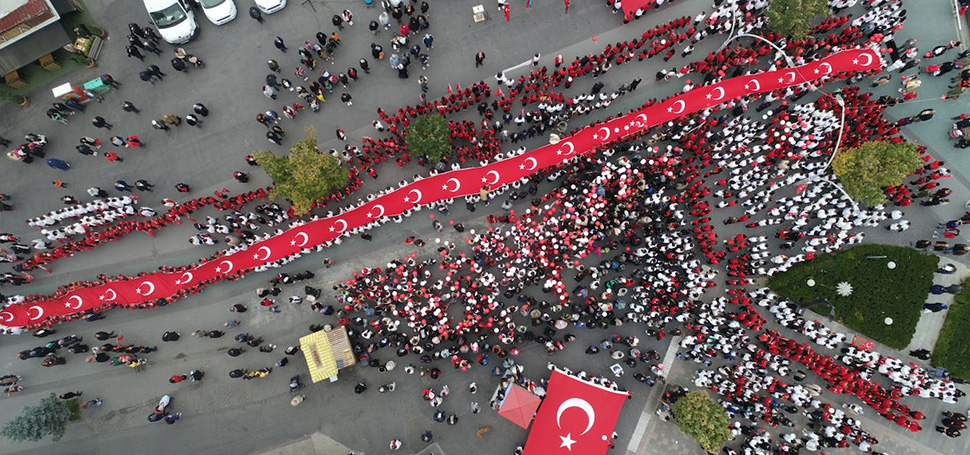 Bolu’da Cumhuriyet’in 100. yılı etkinlikleri kapsamında, öğrenciler 200 metre uzunluğundaki