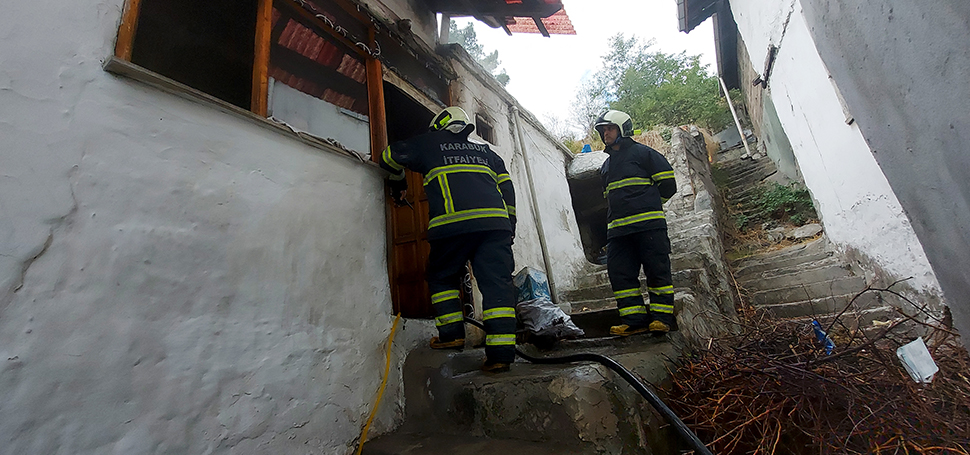 Karabük’te 2 katlı evde çıkan yangın söndürülürken, dumandan etkilenen 1