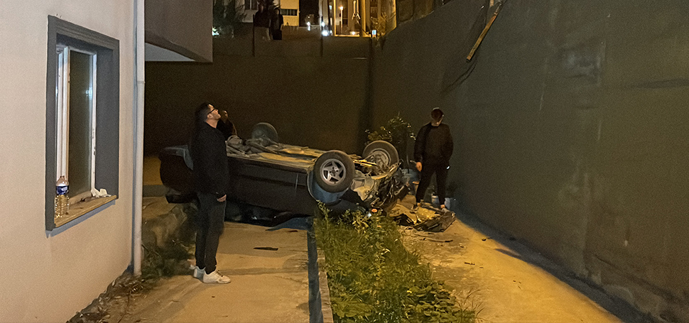 Karabük’te, kontrolden çıkarak bir apartmanın bahçesine düşen otomobildeki 1 kişi