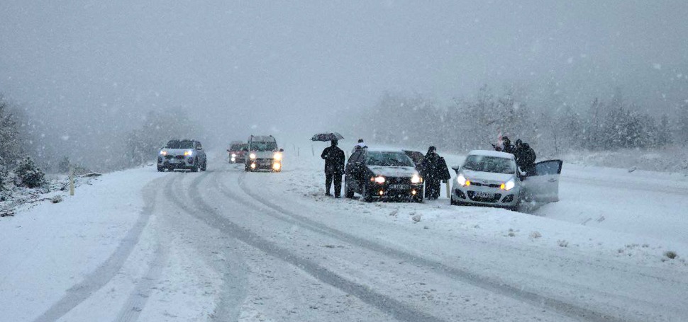 Karabük’ün yüksek kesimlerinde yoğun kar yağışı etkili oluyor. Karabük-Bartın karayolunda
