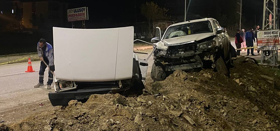 Karabük’ün Eflani ilçesinde pikap ile çarpışan otomobildeki 2 kişi yaralandı.