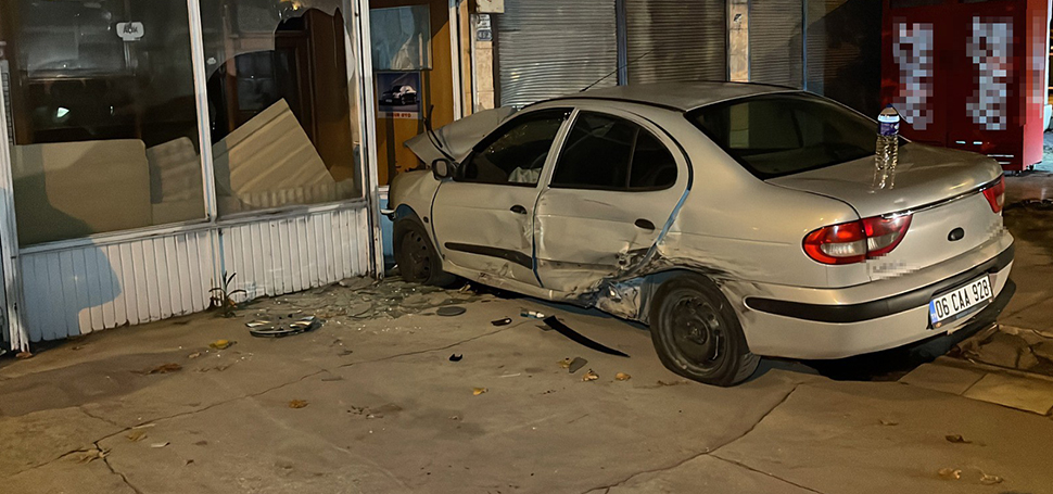 Karabük’te ciple çarpıştıktan sonra iş yerine çarparak durabilen otomobildeki 3