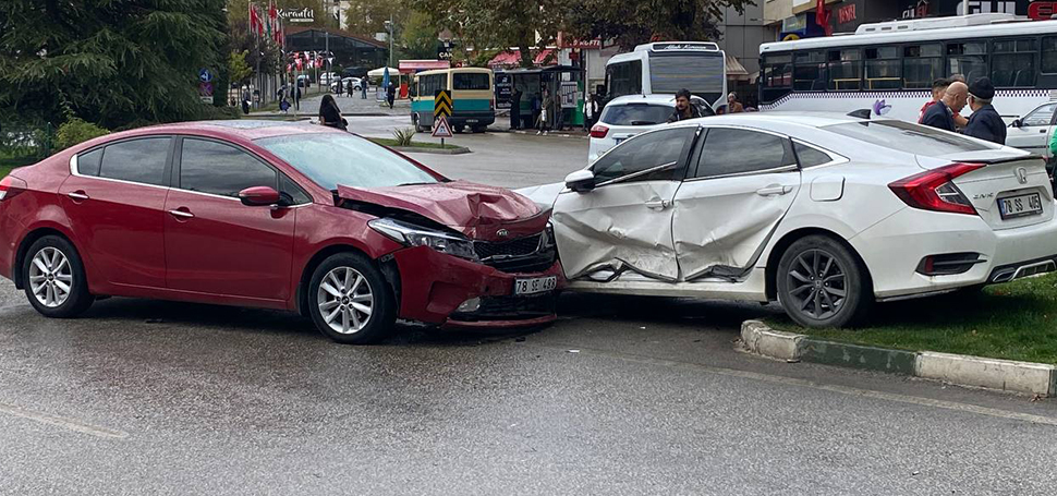 Karabük’te meydana gelen iki ayrı trafik kazasında 2 kişi yaralandı.