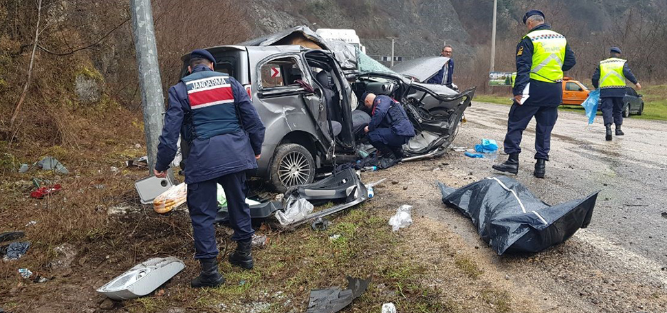 Karabük’te sürücüsünün kontrolünden çıkan hafif ticari aracın aydınlatma direğine çarpması