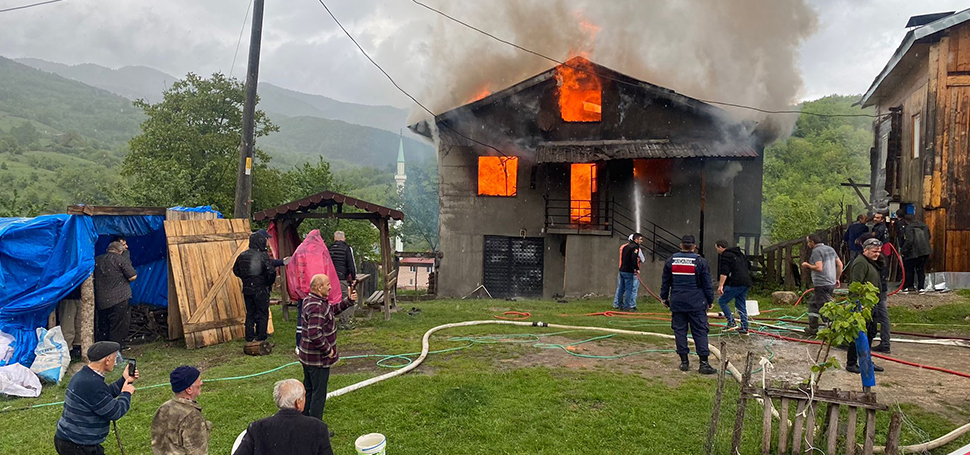 Karabük’ün Eflani ilçesinde çıkan yangında 2 katlı ev kullanılamaz hale