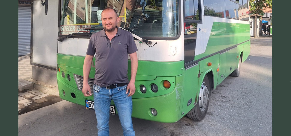 Zonguldak’ın Alaplı ilçesinde şehir içi midibüs şoförü, rahatsızlanan iki yolcuyu