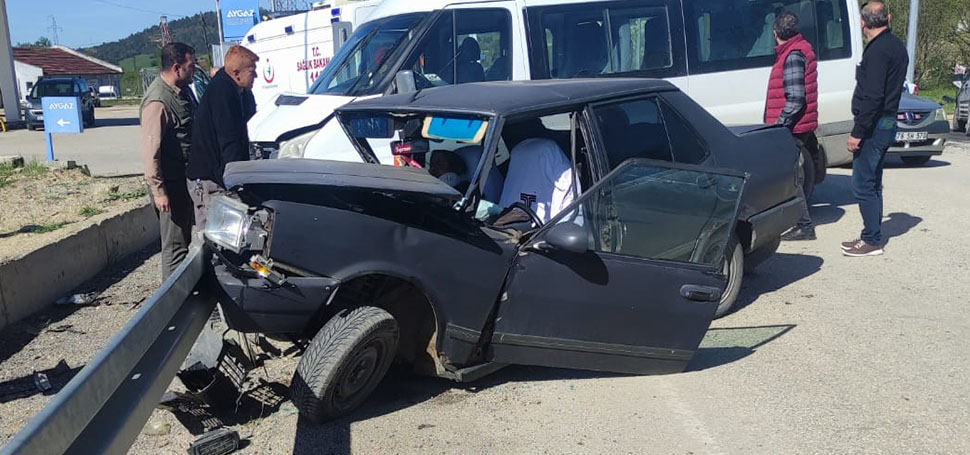 Karabük’ün Eflani ilçesinde minibüs ile otomobilin çarpışması sonucu 1’i çocuk