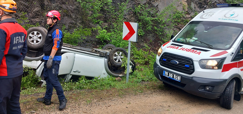 Yoldan çıkan otomobil takla attı: 2 yaralı Karabük’te sürücüsünün kontrolünden çıkarak takla atması sonucu ters dönen otomobilde