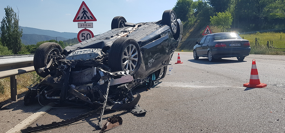 Karabük’te aynı istikamette seyreden iki otomobil çarpışarak takla attı. Kazada