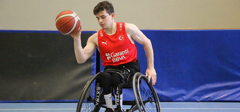 Karabük Demirkartal Gençlik ve Spor Kulübü’nün 18 yaşındaki oyuncusu Bilal Mert Taşoğlu, 22