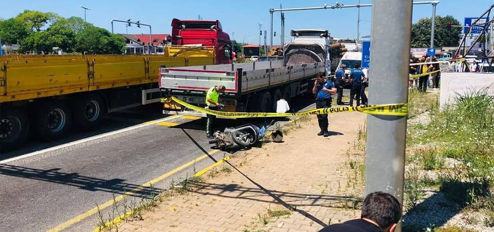 Motosiklet tırın altına girdi: 1 ölü 1 yaralı Düzce’de motosikletli tırın altına girdi. Kazada motosiklette yolcu olarak bulunan