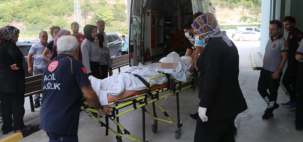 Kastamonu’nun İnebolu ilçesinde kendisine ait evin çatısında çalışan dede ve