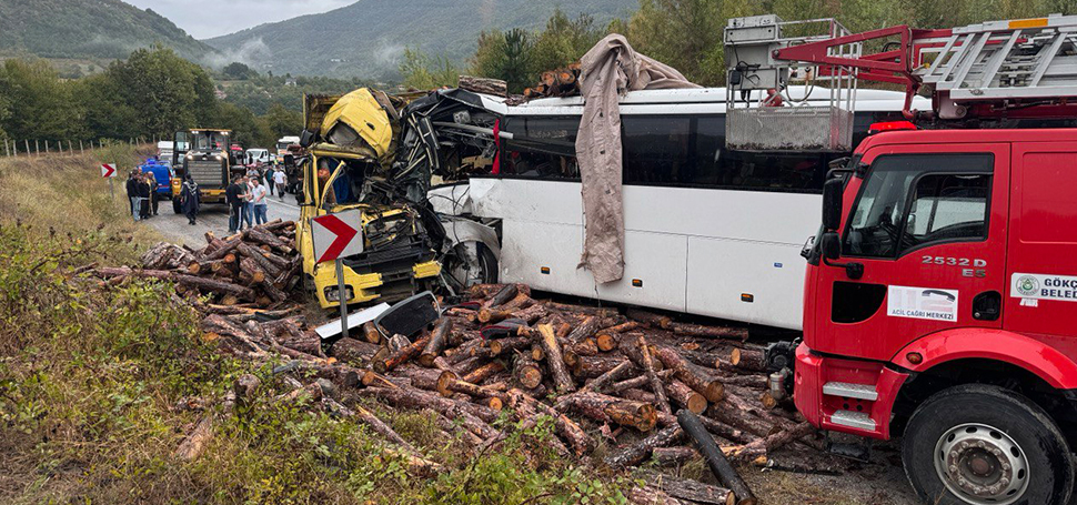 Zonguldak’ın Gökçebey ilçesinde yolcu otobüsüyle kamyonun çarpışması sonucu 2 kişi