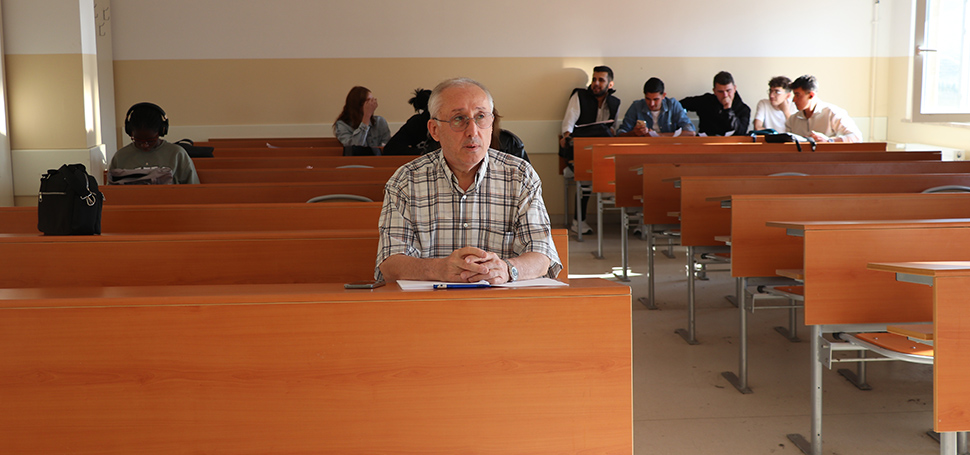 Lise mezuniyetinin ardından askerlik yılları hariç her yıl üniversite sınavına