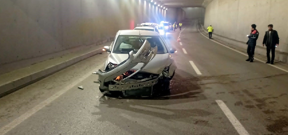 Karabük’te kontrolden çıkarak kaldırıma çarpan otomobilin sürücüsü yaralandı. Otomobil sürücüsünün