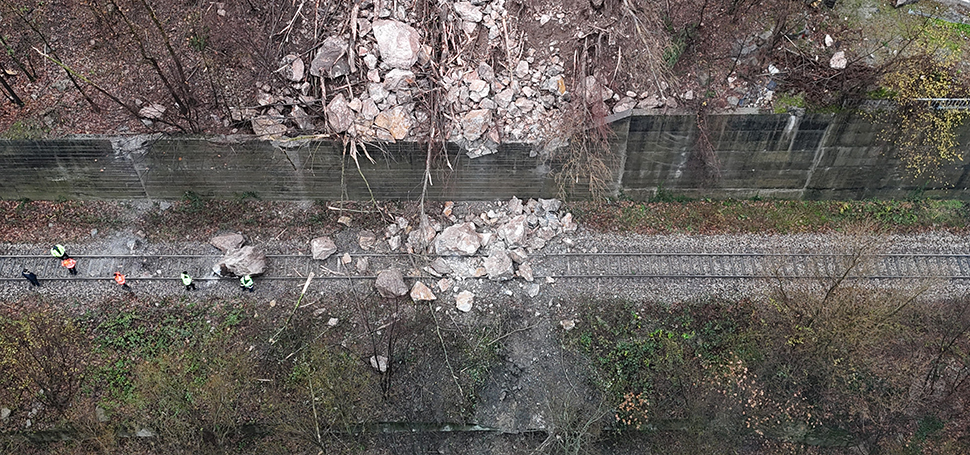 Karabük’ün Yenice ilçesinde yamaçtan düşen kayalar nedeniyle demir yolu yük